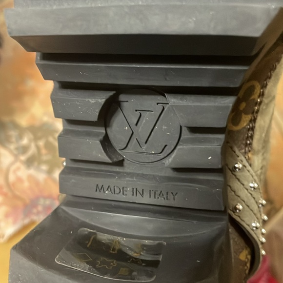 LOUIS VUITTON Suede Calfskin Monogram Laureate Platform Desert Boots Kaki - Picture 6 of 17